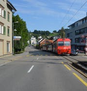 Nach dem Unfall musste die Bahnstrecke rund zwei Stunden gesperrt werden. (Bild: Kapo)