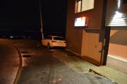 Dieser Fahrer kam mit seinem Auto über den Strassenrand hinaus und fuhr in eine Hausmauer. (Bild: Kapo AR)