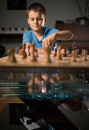 Schachtalent Noah Fecker hochkonzentriert. Keiner seiner Züge ist unüberlegt. (Bild: Benjamin Manser)