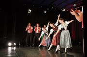 Jeder Song ist perfekt inszeniert und die «Hitzigen» sind nicht nur Sänger, sondern auch Tänzer. (Bild: Mirjam Bächtold)