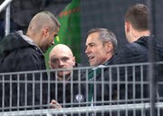 FCSG-Präsident Hüppi sprach angeregt mit den St.Galler «Capos», die Fangesänge und Choreos koordinieren. (Bild: EDDY RISCH (KEYSTONE))