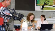 Adina Bünter und Kristina Marjanovic werden für einen «Kassensturz»-Beitrag gefilmt. (Bild: Angelika Rieger)