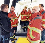 Tom Widmer aus Wil schleust eine Gruppe Oberrheintaler Feuerwehrkaderleute durch das Entgiftungszelt. (Bild: Max Tinner)