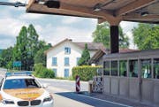 Das frühere Oberrieter Zollhaus (Bildmitte) gleich neben dem heutigen Grenzposten (im Vordergrund) und dem Autobahnanschluss (hinten). (Bild: Max Tinner)