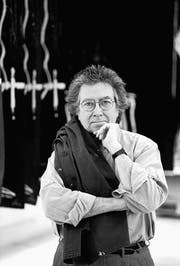 Antoni Tàpies (1923–2012) vor grossformatigem Holzschnitt im Atelier Stoob St. Gallen, 1993. (Bild: Franziska Messner-Rast)
