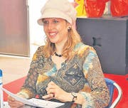 Die Karikaturistin Corinne Sutter mit Freude am Werk.