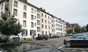 Prominente Rückseite: Weil der Spelteriniplatz nicht wie geplant rundum bebaut wurde, wirkt die Fassade der Häuserzeile heute verloren. (Bild: Reto Voneschen)