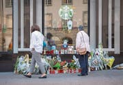 Trauernde vor dem Starbucks: Die Bluttat bewegt in St. Gallen. (Bild: Urs Bucher (St. Gallen, 13. August 2017))