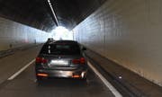 Der Motorradfahrer bemerkte zu spät, dass das Auto vor ihm langsamer wurde und prallte ins Heck des Autos. (Bild: Kapo SG)