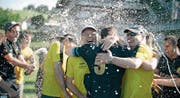 Geschafft: Spieler und Betreuer des FC Speicher bejubeln die perfekte Saison, die mit dem Aufstieg in die 3. Liga endet. (Bilder: PD)