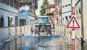 Die Kantonsstrasse in Berlingen ist überflutet. Die Planen an der Seite schützen Passanten vor aufspritzendem Wasser. (Bild: Andrea Stalder)