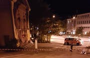 Vor der offenen Kirche in St.Gallen wurde der Koffer gefunden. Die Polizei hat die Gegend zur Sicherheit weiträumig abgesperrt. (Bild: FM1Today-Reporter)