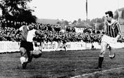 Flinker Flügel: Tibor Lörincz flankt 1965 im Spiel des FC St. Gallen gegen Baden. Die Plätze im Espenmoos sind schon damals gut besetzt. (Bild: zVg)