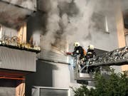 Die Feuerwehr nähert sich der betroffenen Wohnung. (Bild: pd)