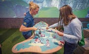 An einer Landkarte kann man die Unterschiede der elf Liechtensteiner Mundarten hören. (Bild: Urs Bucher (Urs Bucher))