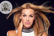 Als DJ heizt Tanja La Croix dem Publikum tüchtig ein.
