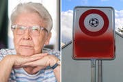 Die Oma und ihr Werk: Anneliese Adolph und die Fussballverbots-Tafel, welche sie besprayt hatte. (Bild: Benjamin Manser/Angelina Donati)