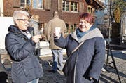 «Auf ein gutes Neues», wünschen sich die zwei gutgelaunten Bäuerinnen Monika Butz und Monika Künzle.