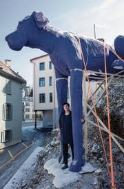 Die Künstlerin Anita Zimmermann und ihr «Hock» aus Styropor. (Bild: Benjamin Manser)