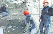 Kelle um Kelle haben Altertumsforscher um Grabungsleiter Fabio Wegmüller (links) rund 130 m3 Erde und Schutt abgetragen und dabei über 20 000 archäologische Fundstücke zutage gebracht. (Bild: Max Tinner)