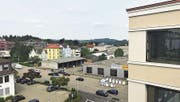 Blick vom neuen Uzwiler Gemeindehaus auf die Lindenstrasse und dahinter das Benninger-Areal. (Bild: PD)