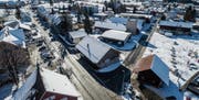 Soll umgestaltet werden: Die Bischofzellerstrasse (links) in Arnegg. An der Stationsstrasse (rechts) ist unter anderem ein Bushäuschen geplant. (Bild: Hanspeter Schiess)