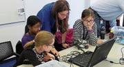 Eine Gruppe von Schulmädchen konstruiert und programmiert ihren eigenen Roboter. (Bilder: PD)