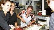 Metzgermeister Walter Willi hatte auch am Jubiläumsanlass zu arbeiten: Er verwöhnte seine Gäste mit Fleischspezialitäten. (Bild: Philipp Stutz)