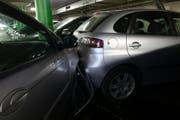 Auch drei parkierte Autos wurden beschädigt. (Bild: Stapo SG)