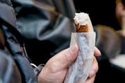 So ist es richtig: Die Bratwurst wird ohne Senf genossen. (Bild: Mareycke Frehner)