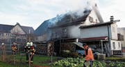 Das Feuer brach wohl im Schuppen aus und sprang auf das Haus über. (Bild: Kapo SG)