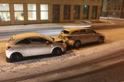 Eine 72-Jährige prallte mit ihrem Auto frontal in ein Auto vor ihr. (Bild: Stapo SG)