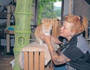 Evi Geisselhardt hat in ihrer Tierpension in Lichtensteig ein grosses Paradies für Katzen geschaffen. (Bild: Thomas Geissler)