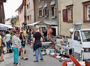 Viele Besucher schlenderten durch den Trödlermarkt an der Alten Landstrasse. (Bild: René Jann)