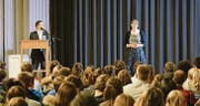 Die US-Botschafterin Suzan LeVine (rechts) und ihr Mann Eric beantworten den Kantischülern persönliche wie auch politische Fragen. (Bilder: pd)