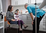 Beat Gloor schätzt die persönliche Betreuung seiner Patienten. Seiner Meinung nach sollte sie ortsnah erfolgen. (Bild: NZZ/Karin Forrer)
