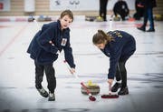 St. Gallen - Curling-Training der U13. Das St. Galler Team hat vergangenes Wochenende die Schweizermeisterschaft gewonnen Curlinghalle Lerchenfeld (Bild: Ralph Ribi (Ralph Ribi))