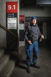 Securitas-Mitarbeiter Danilo Callegari kontrolliert die Messehallen in der Nacht. (Bild: Urs Bucher)
