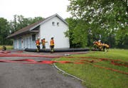 Die Feuerwehr sicherte nach dem Chemieunfall das Wasserpumpwerk im St.Gallischen Berg. (Bild: Kapo SG)