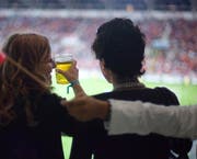 Auf ihrer Abschiedstour durch die Challenge-League-Stadien bekommen die Fans des FC Wohlen in Wil Bier spendiert. (Bild: KEYSTONE)