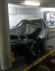 Das Auto des Unfallverursachers erlitt einen Totalschaden. (Bild: Kapo SG)