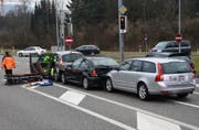 Der Lenker des vordersten Autos verletzte sich unbestimmt. (Bild: Kapo)