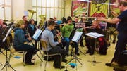 Die Musikgesellschaft Harmonie Lichtensteig übte unter Dirigent Urs Wieland Stücke von verschiedenen Stilrichtungen ein. (Bild: PD)