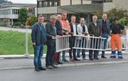 Anstatt ein Band durchzuschneiden, gingen Behörden- und Firmenvertreter den Monteuren des Brückengeländers zur Hand. (Bild: Kurt Latzer)