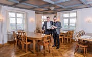 Die Co-Präsidenten der IG Schloss Dottenwil, Peter Lorenz und Werner Hagmann (rechts), in einer der auf Hochglanz polierten Schloss-Stuben.Stolz blättern die beiden im «Landliebe»-Buch «Sonntags geöffnet», das dem Schloss vier Seiten widmet. (Bild: Urs Bucher)