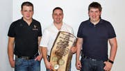 Von links: David Roth (neuer Präsident), Werner Gähler (neues Ehrenmitglied) und Simon Albisser (neuer Vize-Präsident). (Bild: PD)
