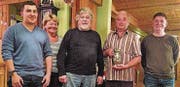 Die Sieger: (v. l.) Paolo Kobler (Auszahlungs-Gabenstich), Carmen Kaufmann (Jahresstich, Gruppe 2), Hans Büchel (Seriestich), Niklaus Wenk (Grümpelstich, Nachdoppel und Jahresstich, Gruppe 1) und Ruedi Dietschi (Jux-Stich). (Bild: sti)