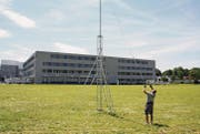 Die Visiere im Gebiet Haslen werden gestellt. Im Hintergrund das bestehende Logistikcenter, das nun erweitert werden soll. (Bild: Philipp Stutz)