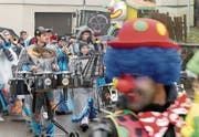 Die Thaler Guggenmusik Nuklear-Spränger liess sich die gute Laune durch das schlechte Wetter nicht verderben. (Bild: Kurt Latzer)