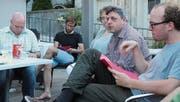 Ruedi Baumann, Präsident der gastgebenden SP Degersheim (2. v. r.), begrüsste die Vertreter der Sektionen der Kreispartei auf der Terrasse von «Keller’s verwöhnt». (Bild: Andrea Häusler)